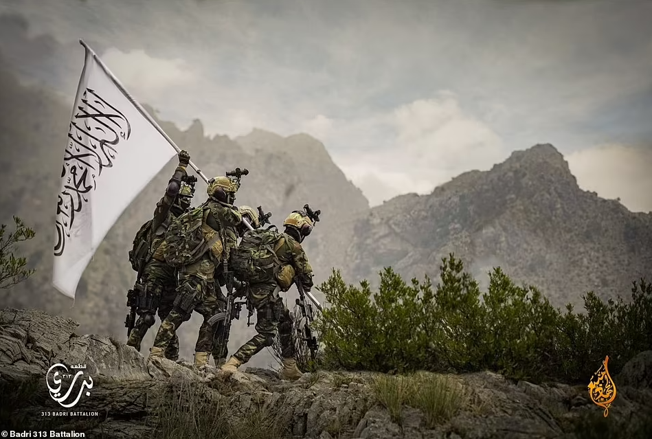 Имитация культового фото американских пехотинцев талибами