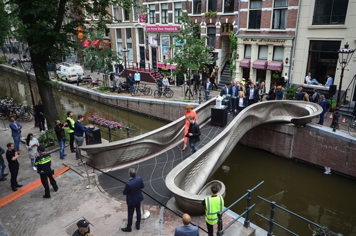 В Амстердаме появился стальной мост, напечатанный на принтере