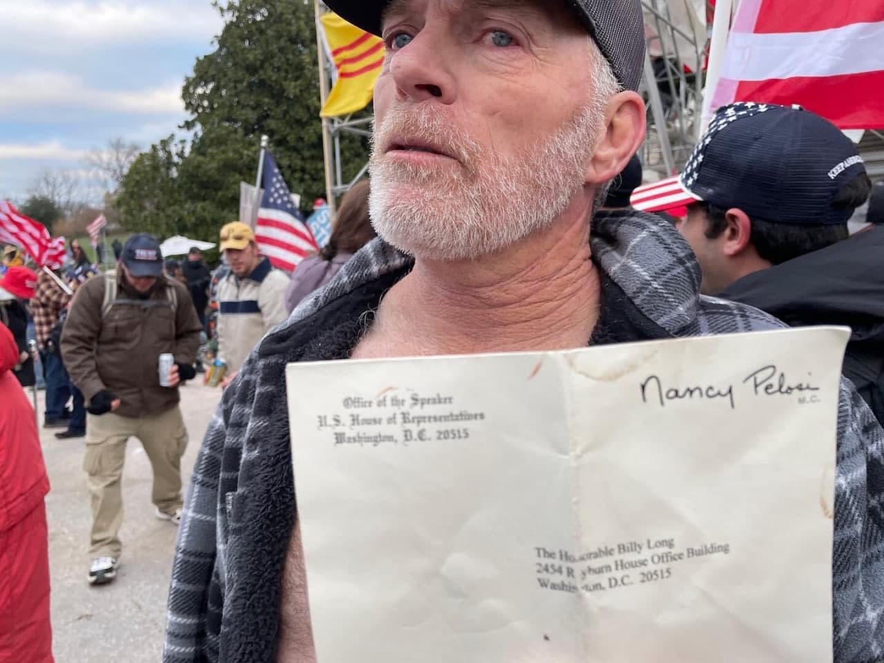 Во время штурма Капитолия мужчина забрал конверт со стола Пелоси. Скриншот  t.me/rianovostiAmerica