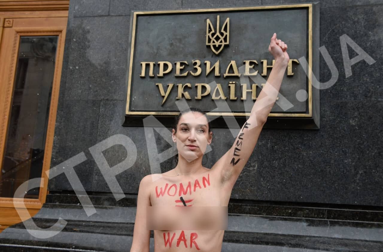 Активистка Femen устроила акцию под ОП