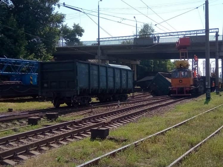 В Запорожье произошла крупная авария - перевернулся грузовой поезд