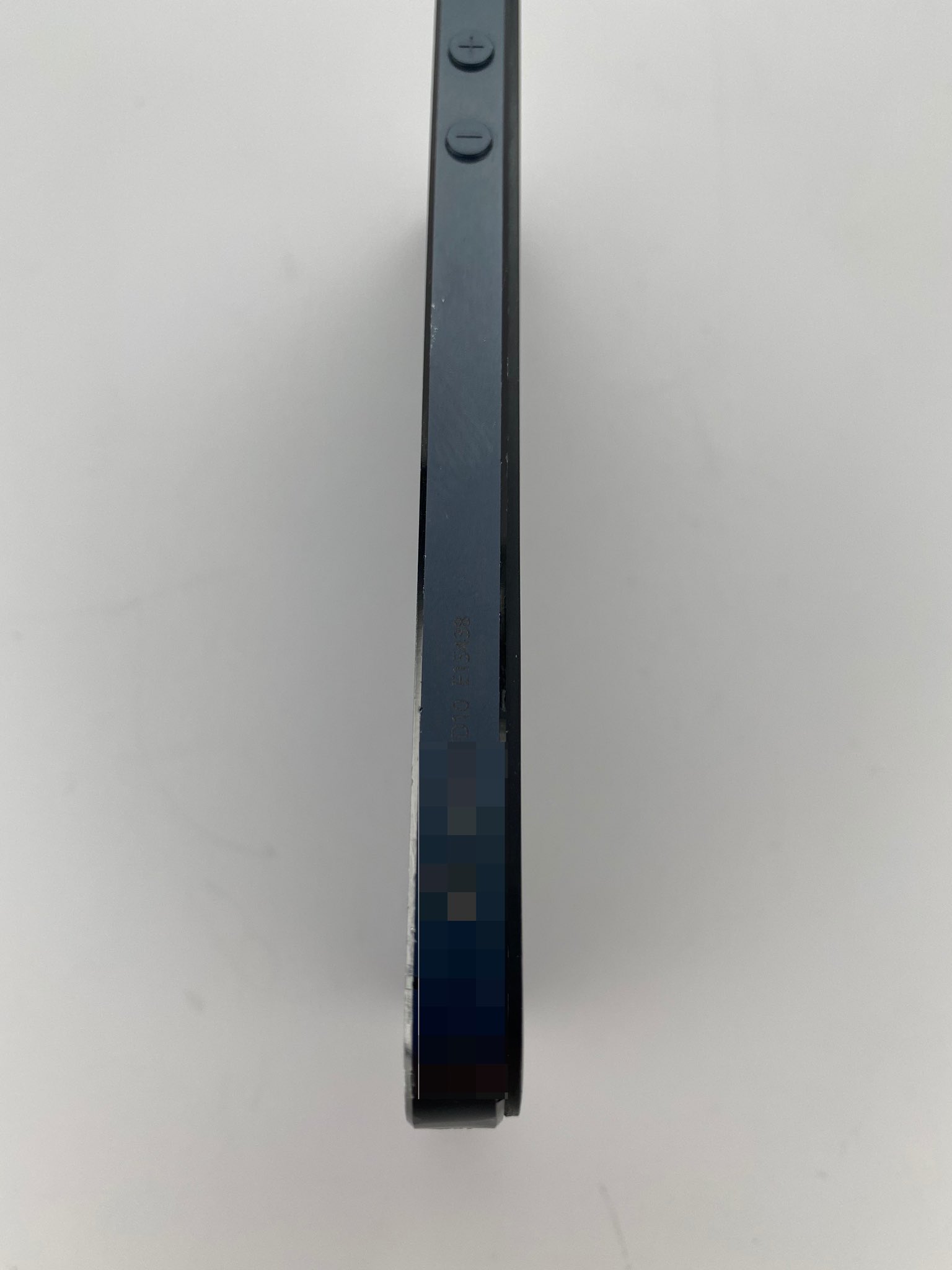 Модель получила 4-дюймовый IPS-экран, чип Apple A7