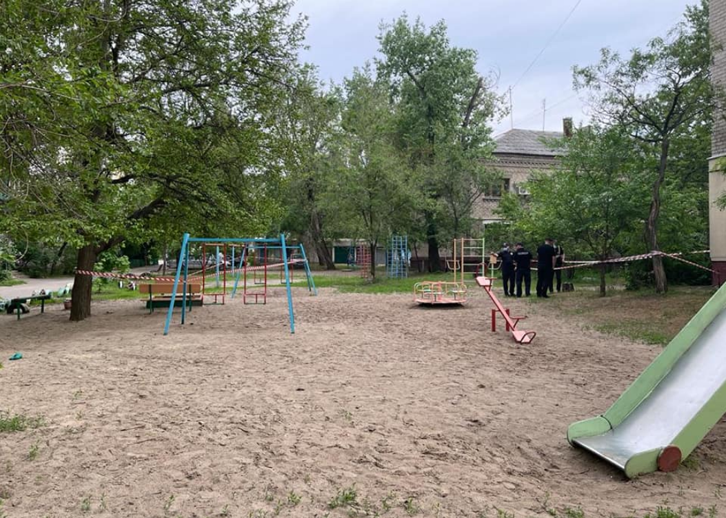 Фото: в Луганской области на детской площадки от взрыва сигнального патрона пострадал ребенок