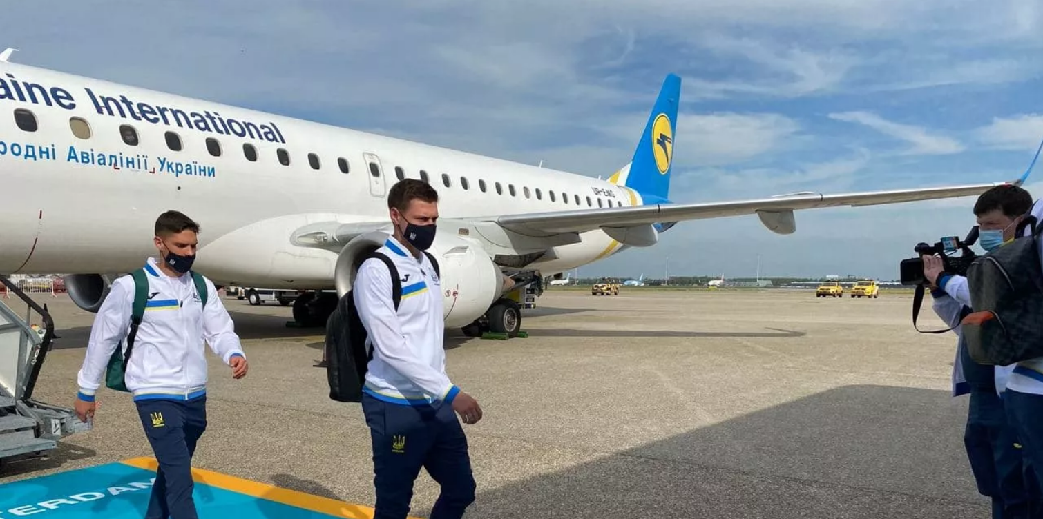 Футболисты украинской сборной приземлились в Нидерландах