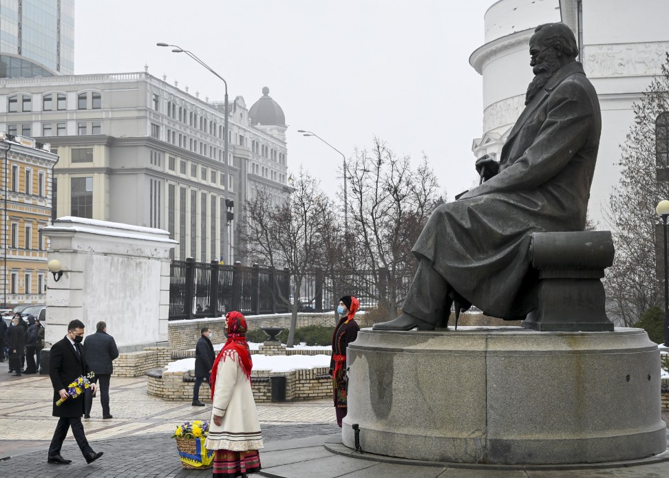 Зеленский возложил букет цветов к подножию памятника выдающемуся государственному деятелю