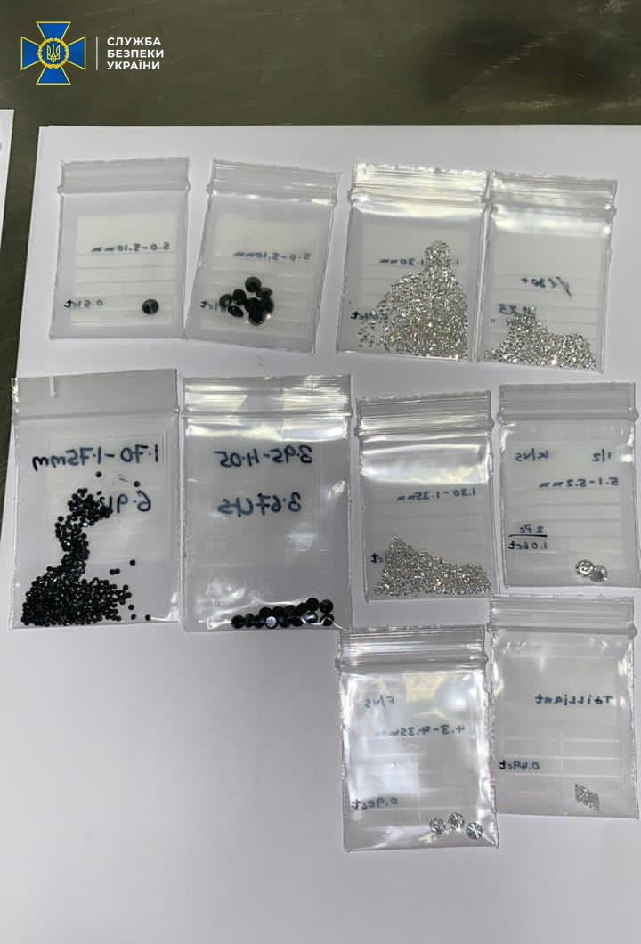 бриллианты изъяты правоохранителями, составлен протокол о нарушение таможенных правил