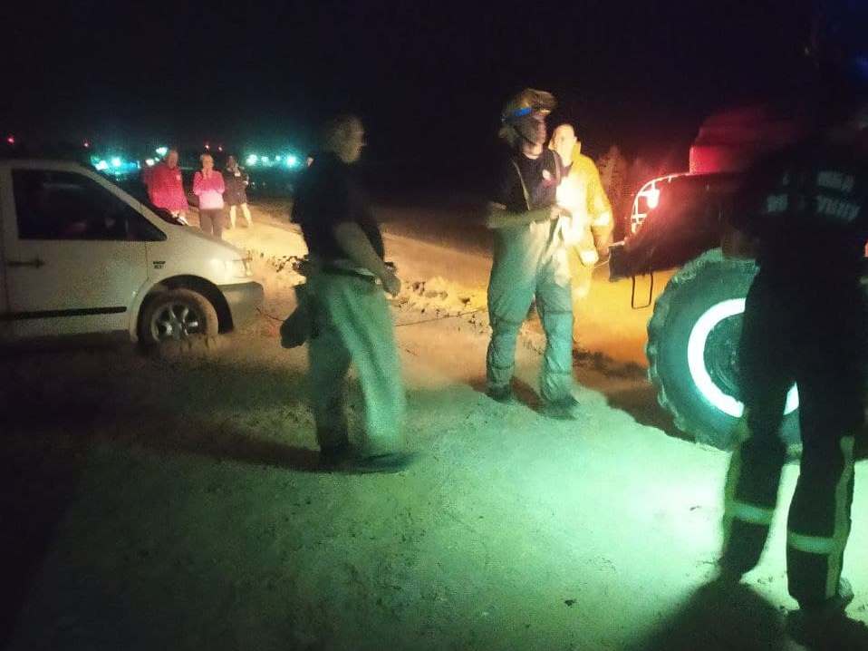 Фото: Спасатели с помощью спецавтомобиля и буксировочного троса отбуксировали машины
