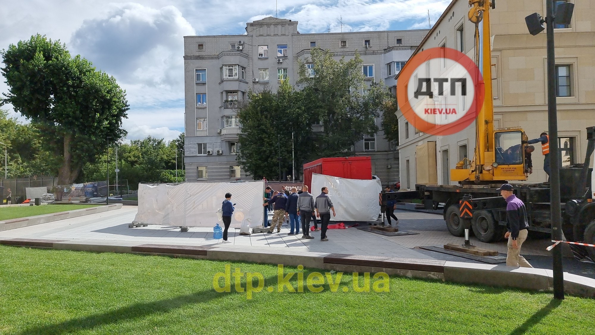 Фото: Грузовик провалился в фонтан возле станции метро Арсенальная в Киеве. Источник: dtp.kiev.ua 