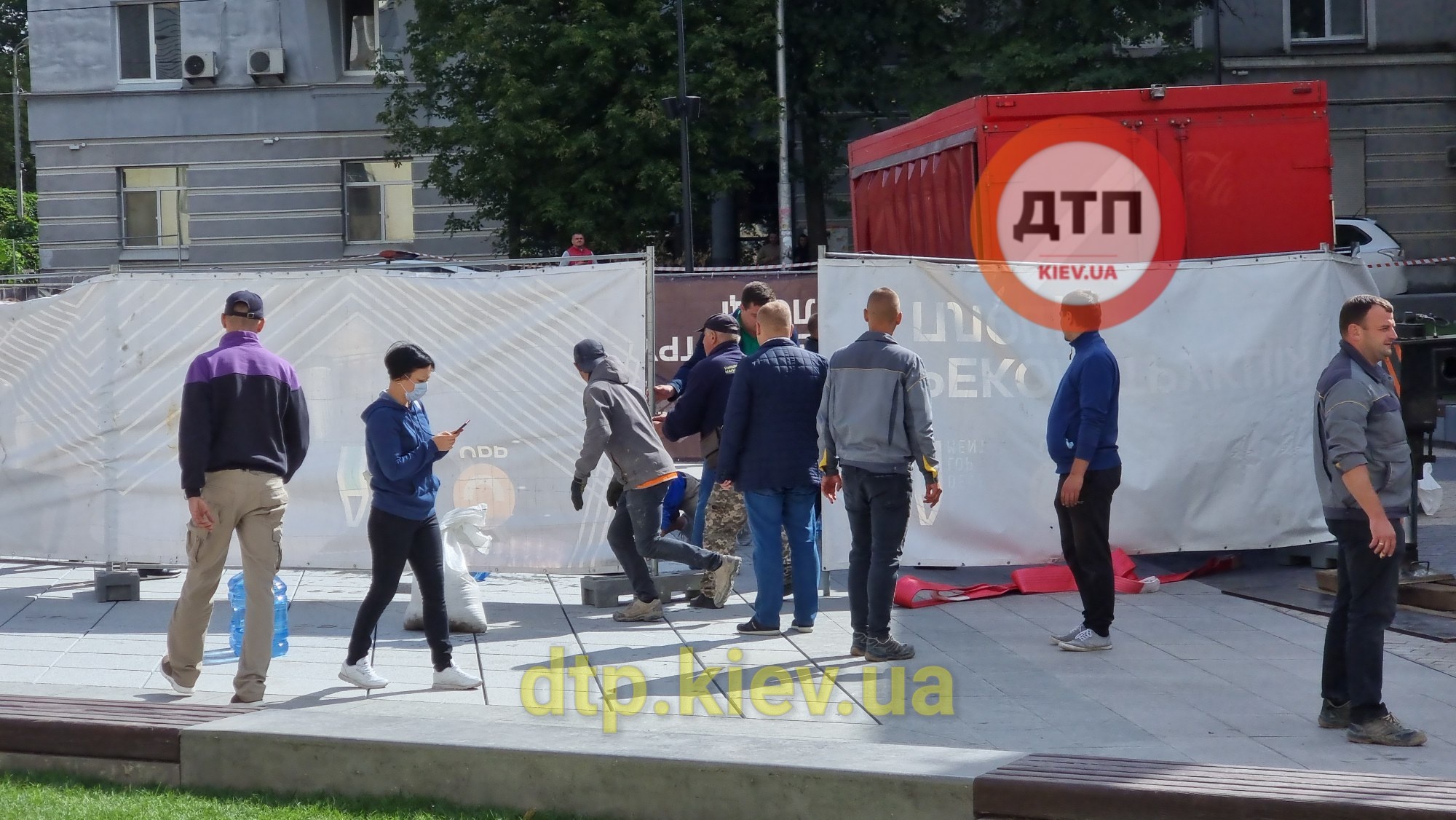 Фото: Грузовик провалился в фонтан возле станции метро Арсенальная в Киеве. Источник: dtp.kiev.ua 