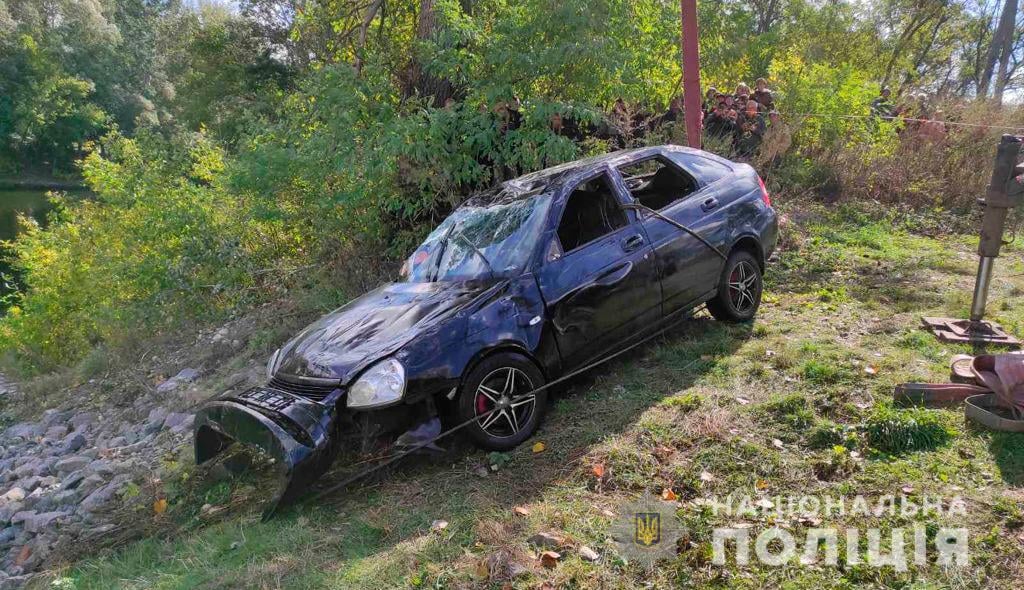 В Полтавской области из воды вытащили утонувший автомобиль с тремя трупами