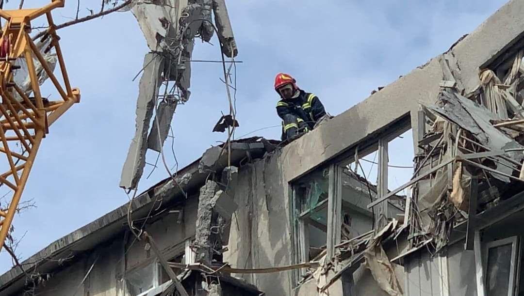В Славянске продолжаются разборы завалов жилого дома
