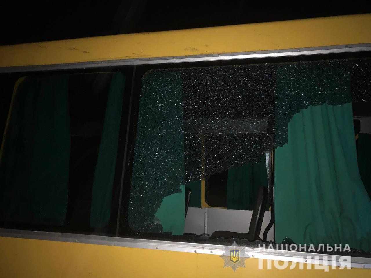 Выпавшее из грузовика бревно пробило окно маршрутки. Источник: полиция Ровенской области
