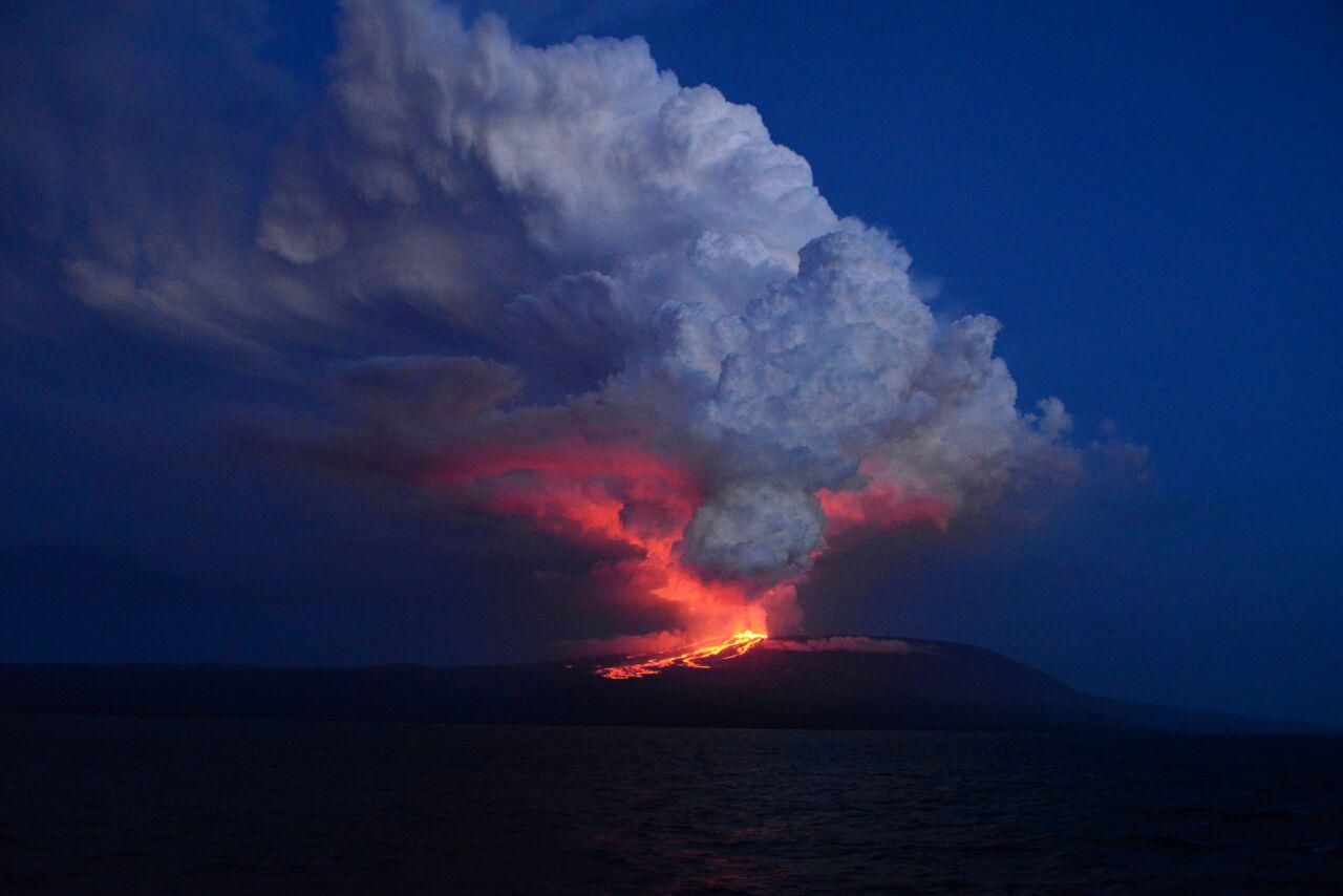 На Галапагосских островах пробудился вулкан Волк