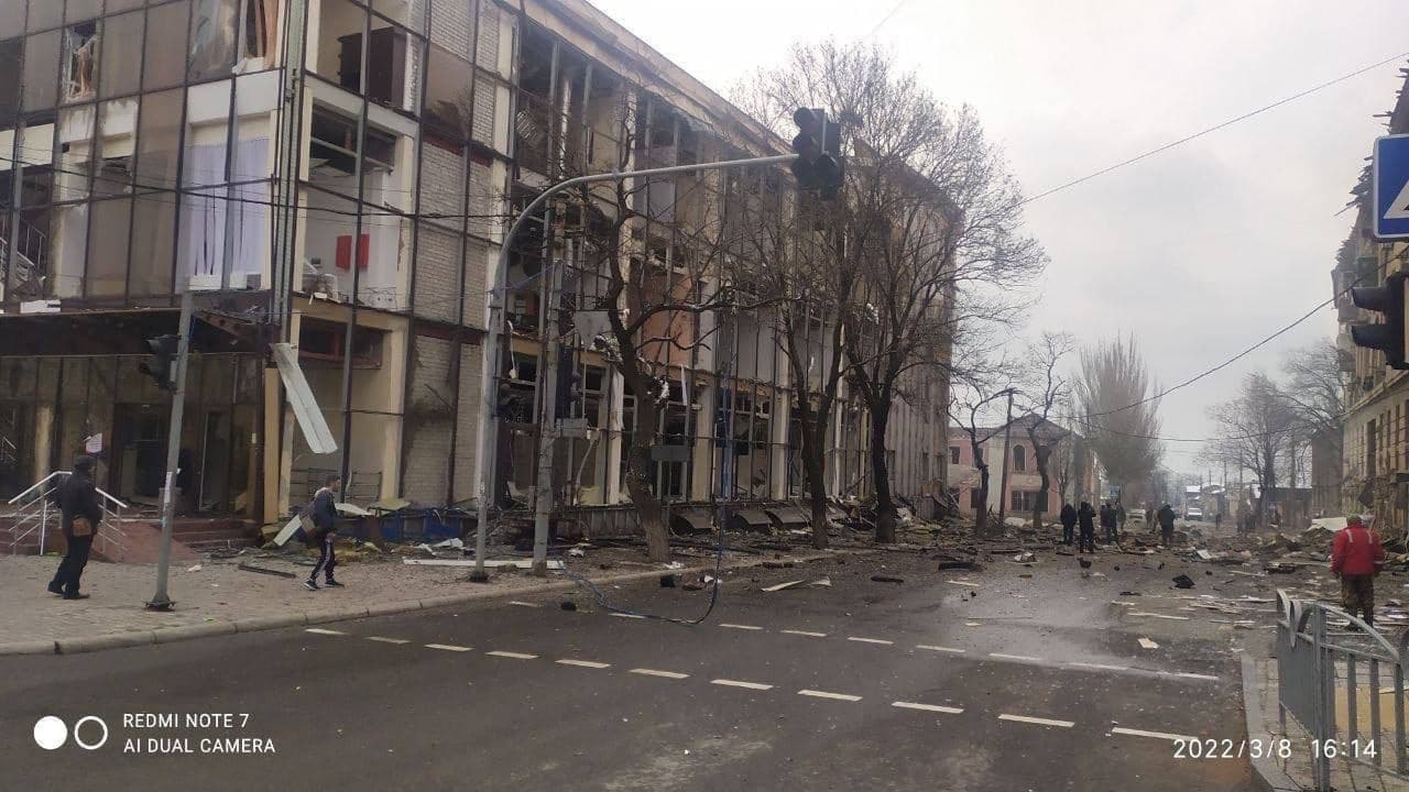 В Мариуполе снаряды упали рядом с офисом Красного Креста