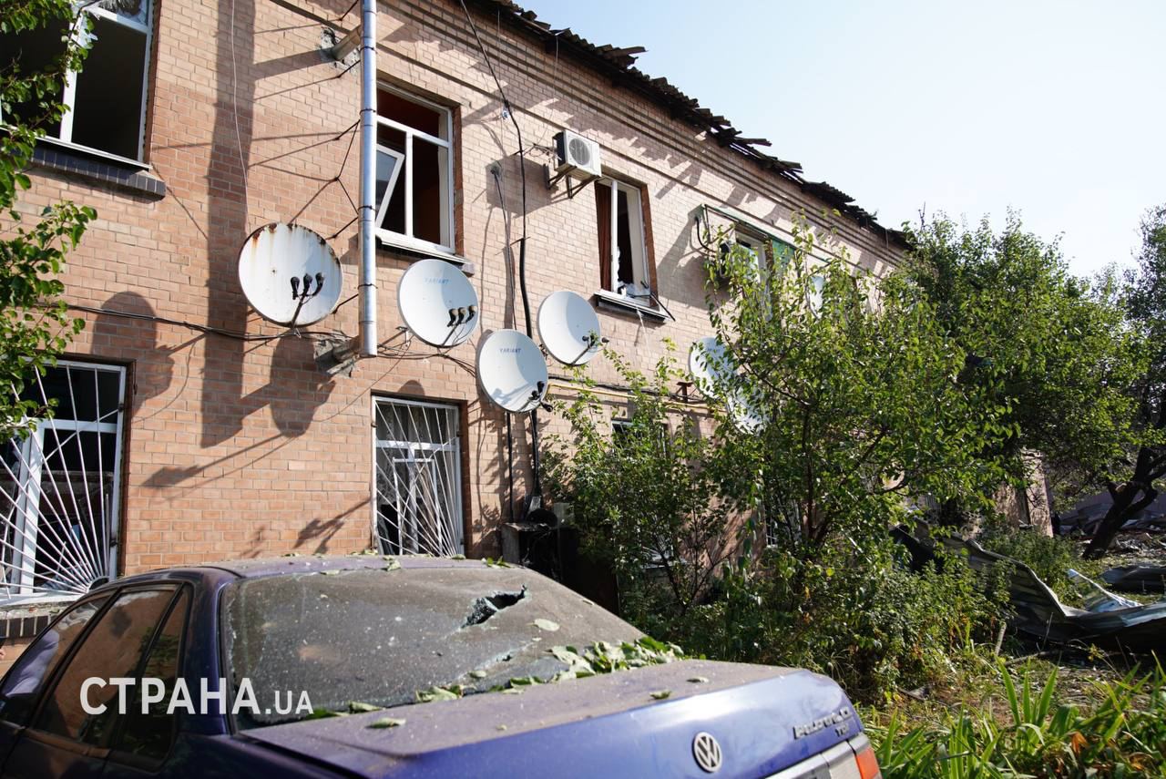 Последствия падения обломков ракеты в Дарницком районе Киева