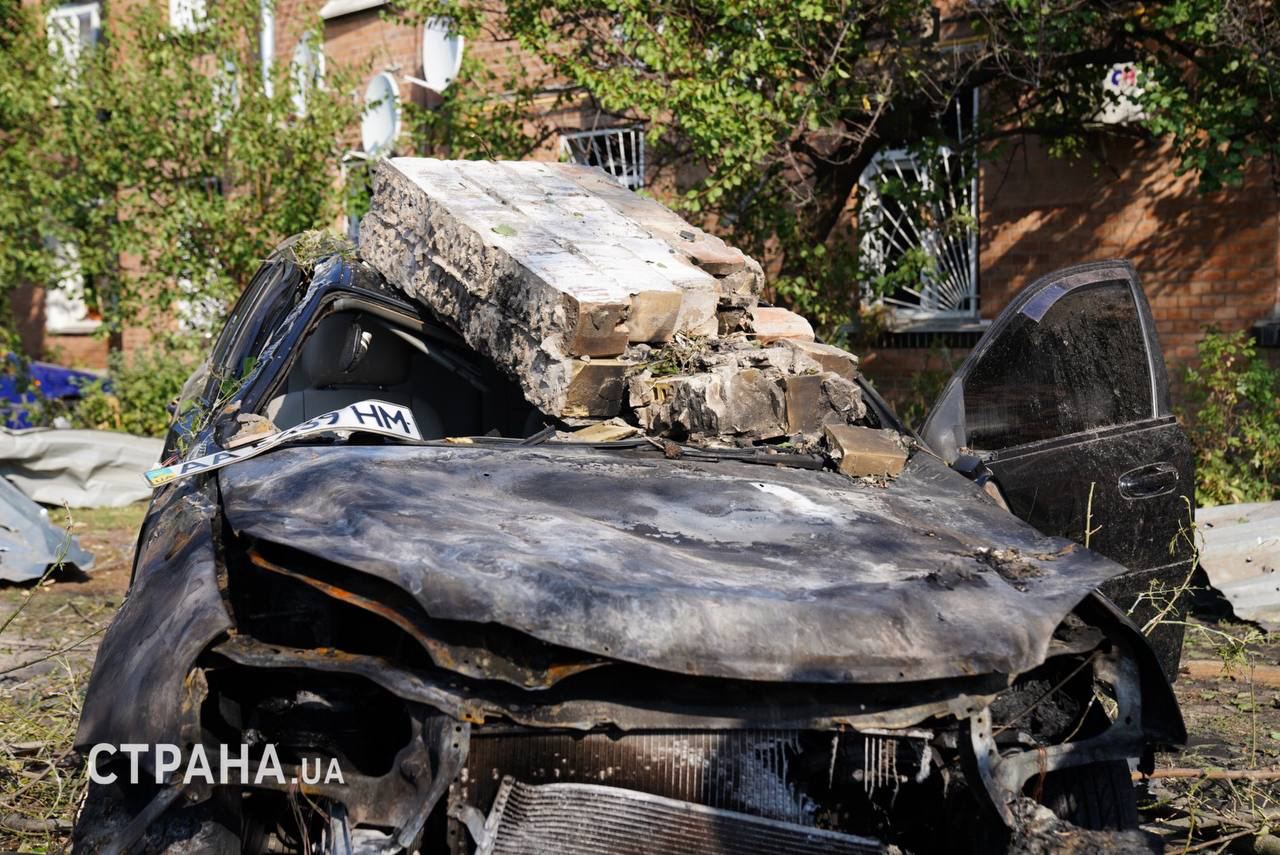Последствия падения обломков ракеты в Дарницком районе Киева