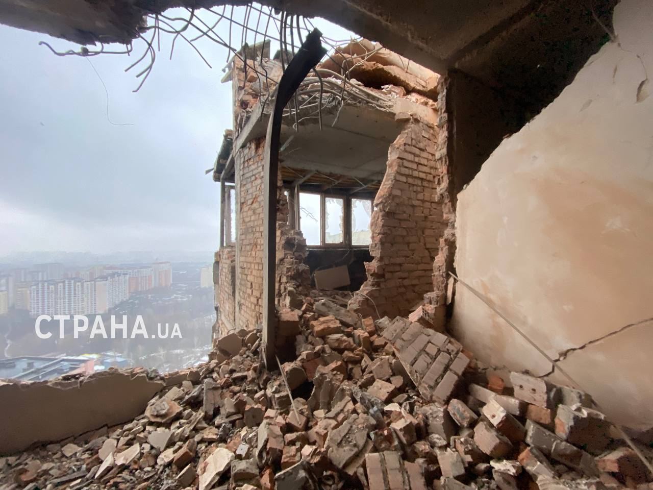 Последствия удара дрона по многоэтажке в Киеве