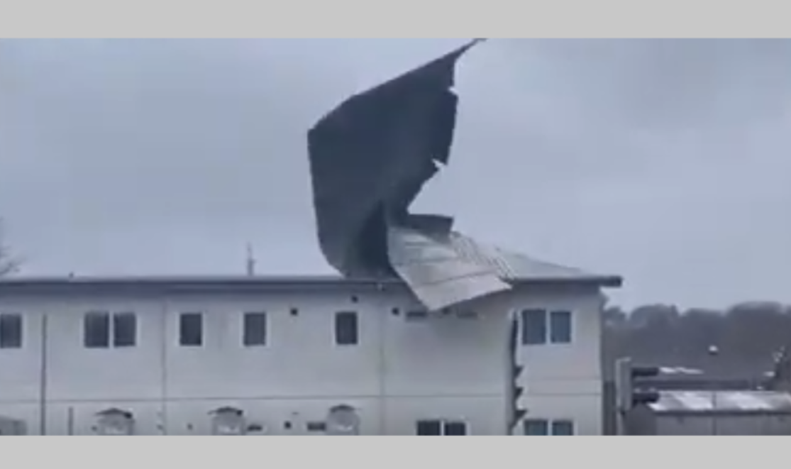 Ураганный ветер срывал крыши
