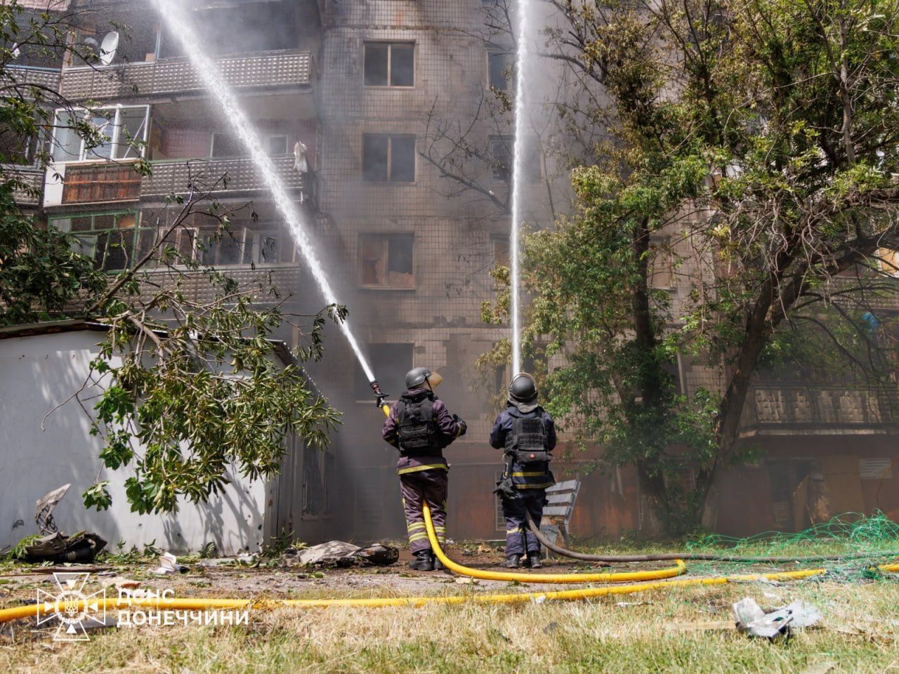 Фото (4) тушения горящего дома в Краматорске. Источник – ГСЧС
