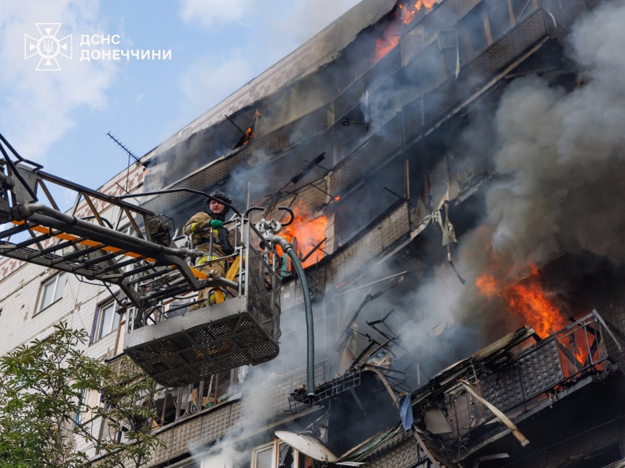 Фото (2) тушения горящего дома в Краматорске. Источник – ГСЧС
