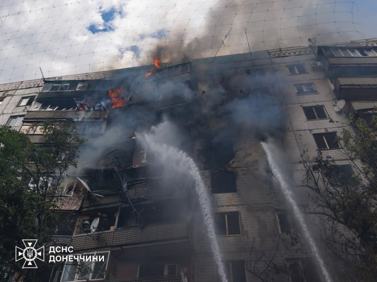 Фото (3) тушения горящего дома в Краматорске. Источник &ndash; ГСЧС