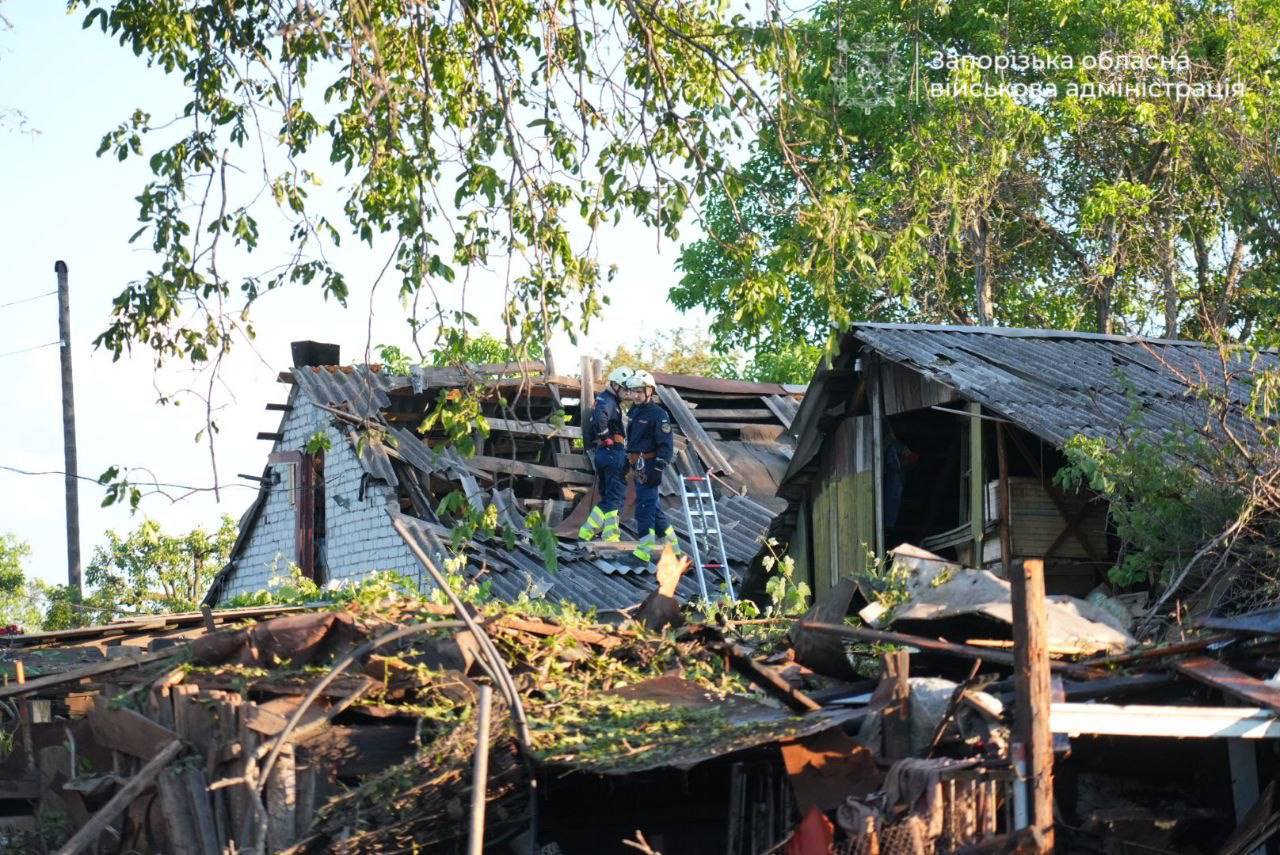 Фото (4) наслідків удару РФ по Запоріжжі. Джерело – ОВА