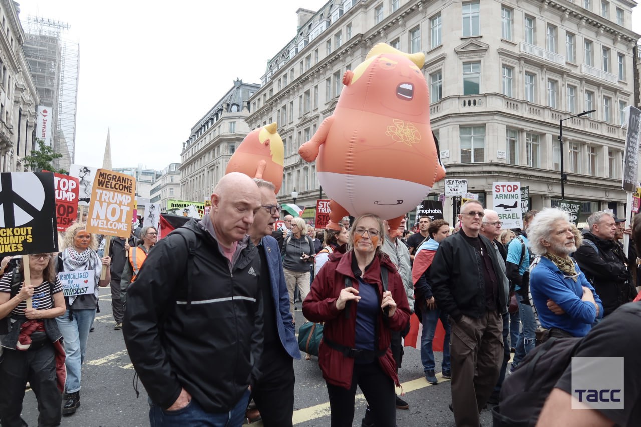 Фото (2) протестующих на митинге в Лондоне. Источник - Телеграм