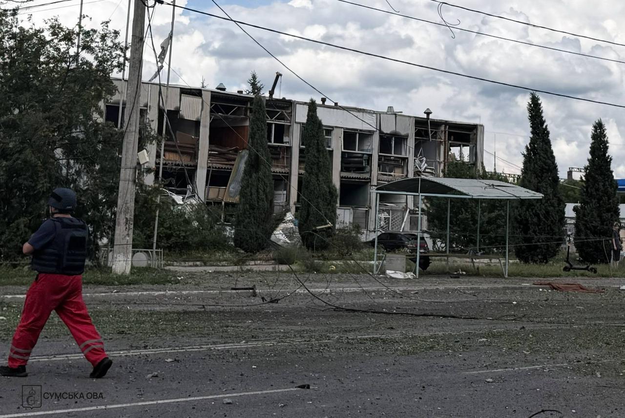 Фото наслідків удару РФ по Сумах. Джерело – ОВА
