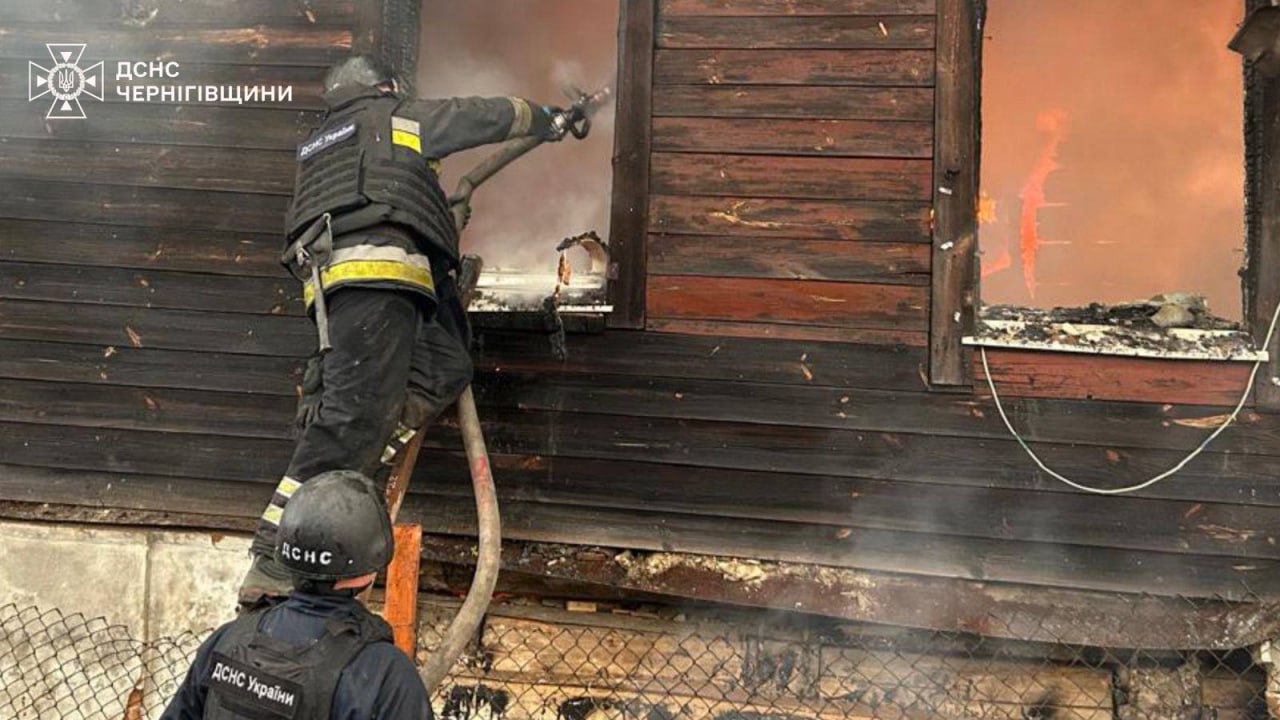 Фото (4) последствий удара по Новгород-Северскому Черниговской области - спасатели ГСЧС тушат жилой дом