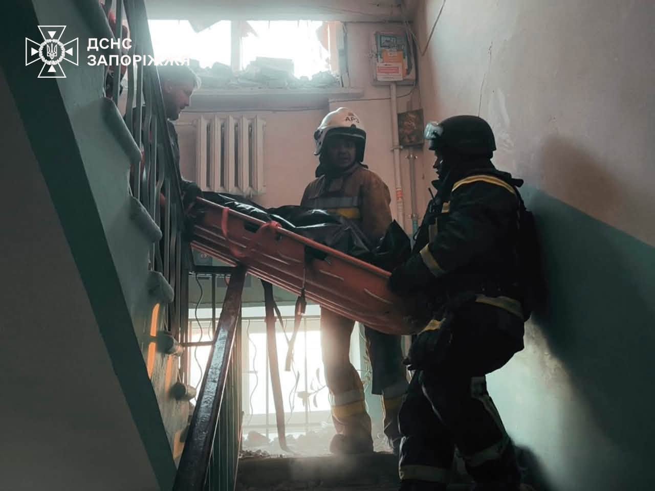 Фото (4) последствий удара КАБ по жилой многоэтажке в Запорожье. Источник – ГСЧС
