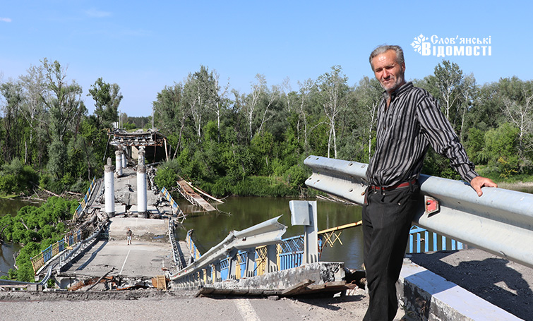 Житель Богородичного Юрий на разрушенном мосту к Святогорску
