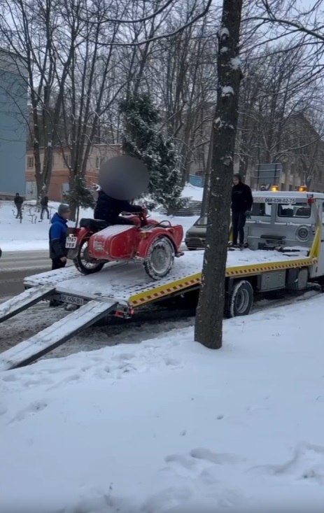 Эвакуация мотоцикла. Фото - полиция Ровно