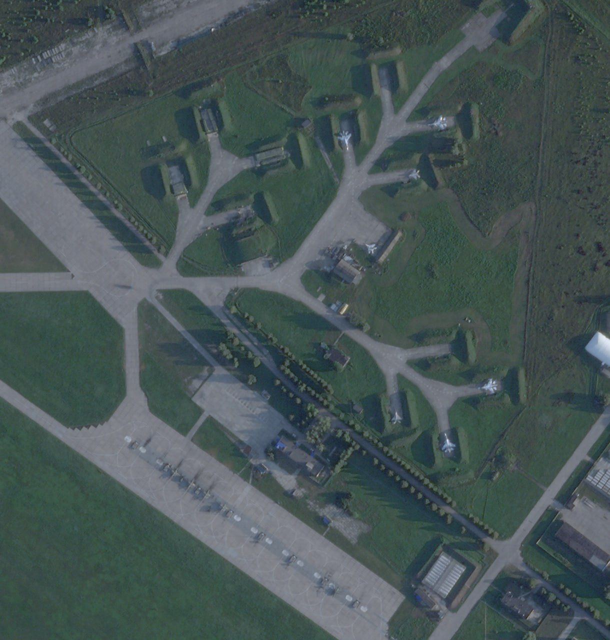 Спутниковый снимок (2) атакованного аэродрома в Курской области. Источник - Телеграм