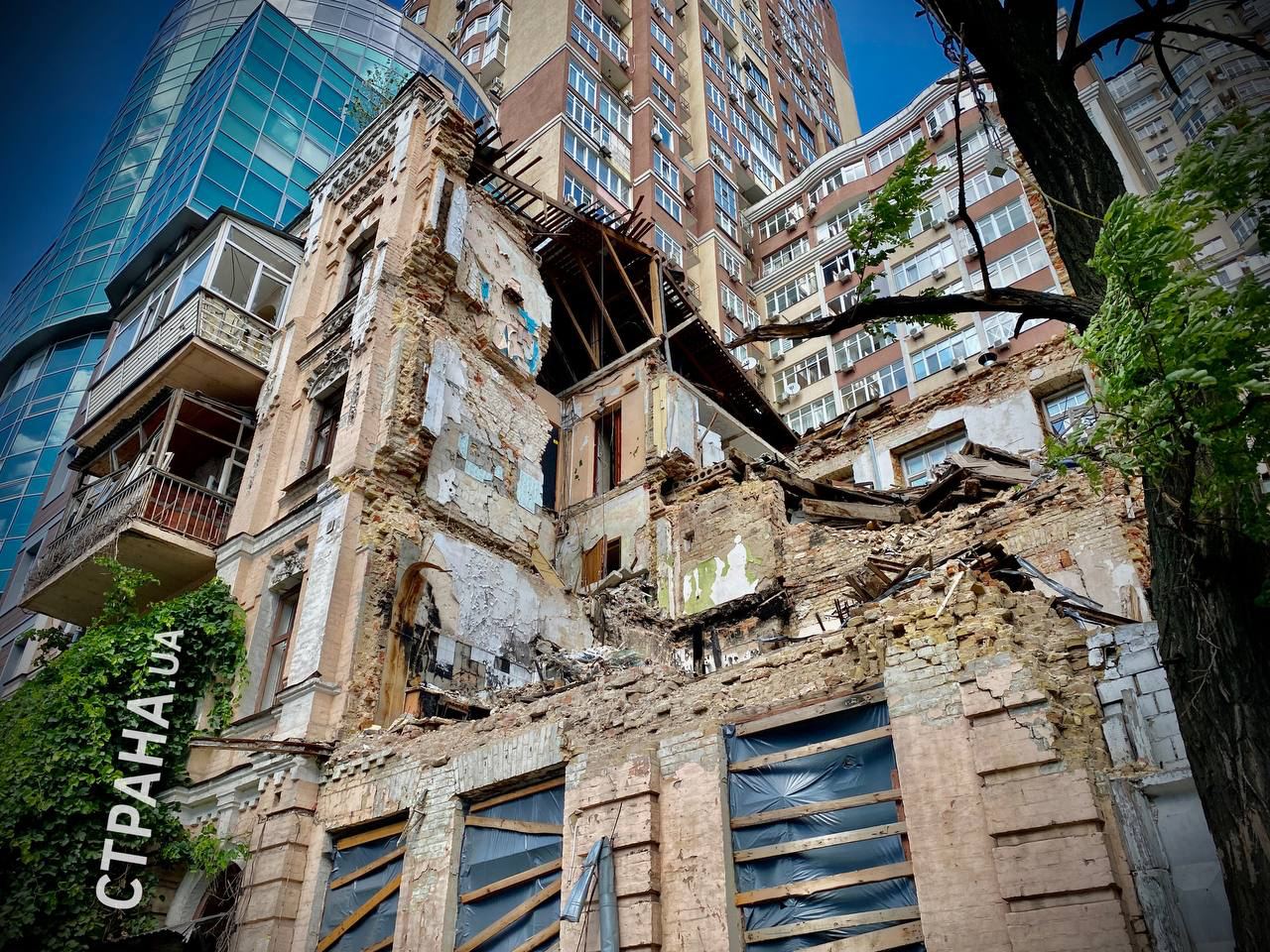 Фото разрушенного жилого дома в Киеве на Жилянской