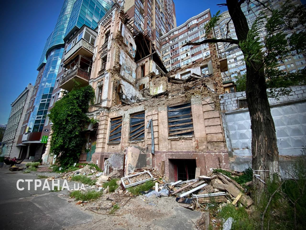 Фото (2) разрушенного жилого дома в Киеве