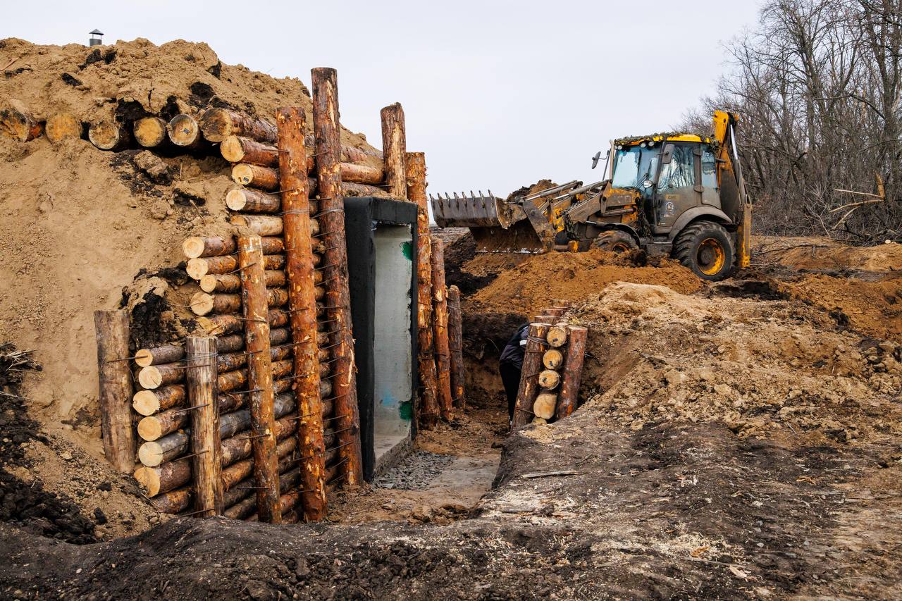 Фото (4) строительных работ по возведению укреплений. Источник - Харьковская ОВА