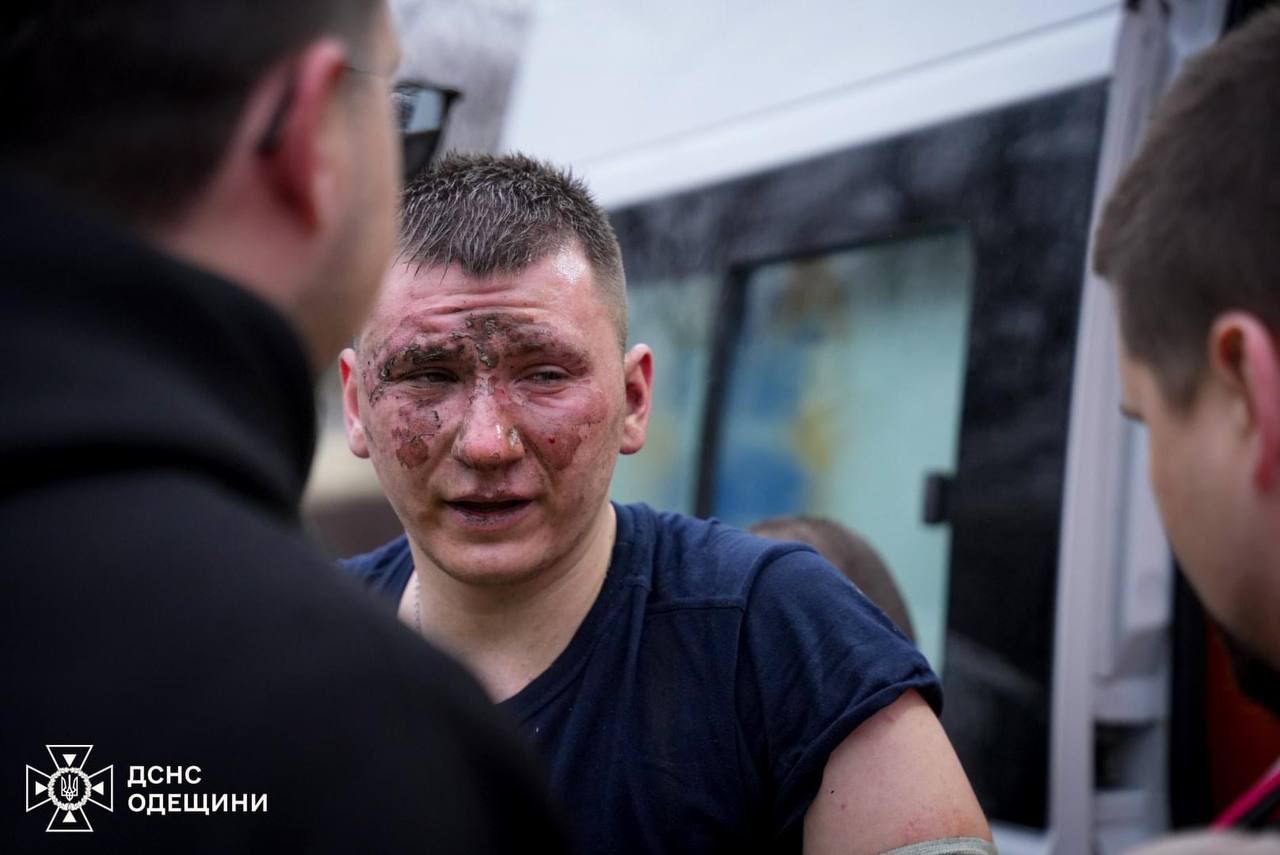 Фото попавшего под обстрел спасателя. Источник - ГСЧС