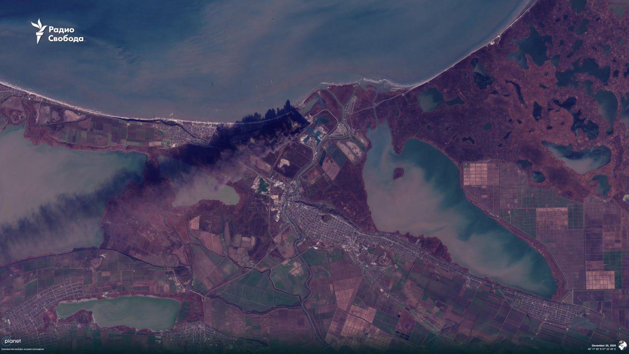 Спутниковый снимок (2) пожара в порту Темрюк Краснодарского крае РФ. Источник - Радио Свобода