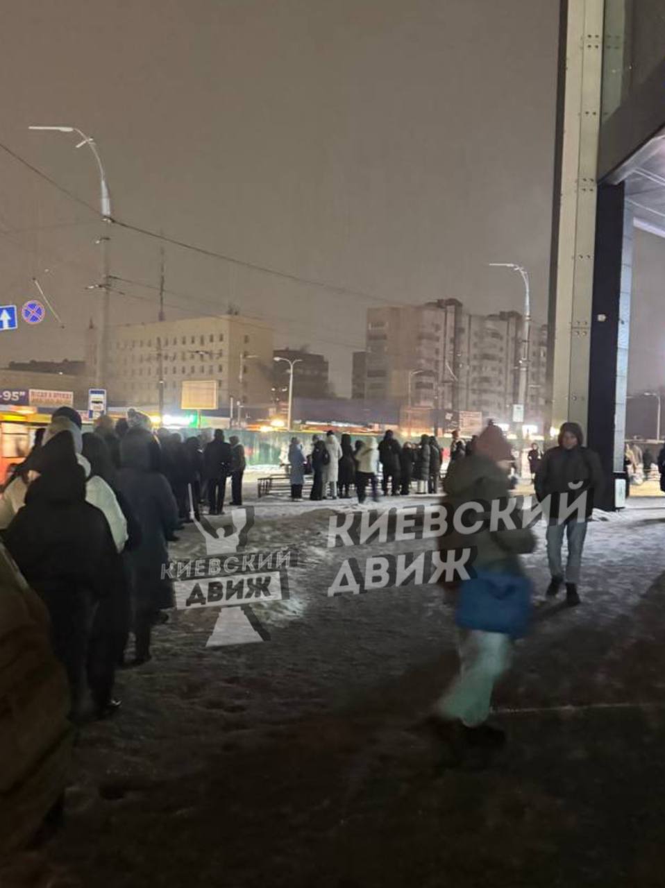 Фото (2) черги на транспорт у Києві. Джерело - Телеграм