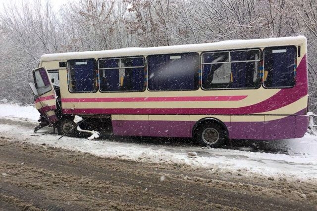 Пассажирский автобус в Виннице попал в аварию