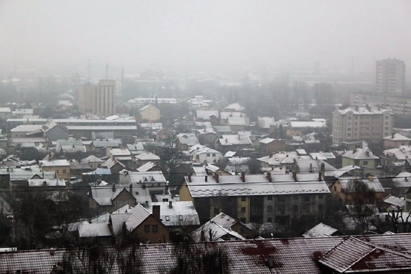 Снег на крышах львовских домов