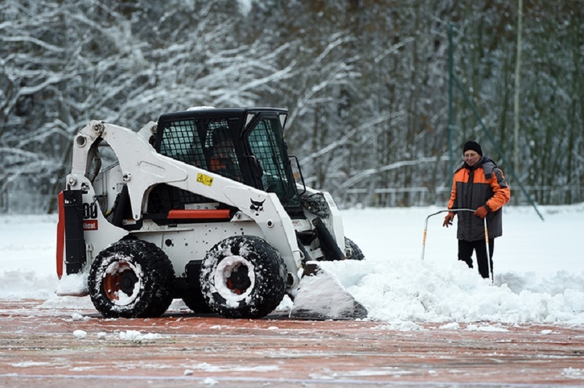 Мини-трактор тоже помогает убирать снежный покров с поля
Фото: shakhtar.com