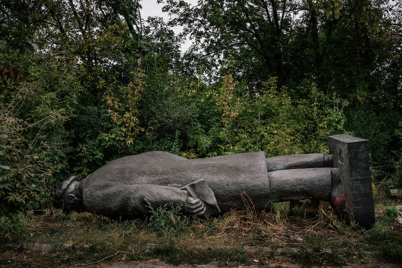 Куда уходят статуи Ленина? - Этот, например, оставили в лесу Славянска, 15 сентября 2015 года
Фото: Нильс Аккерман/Lundi13