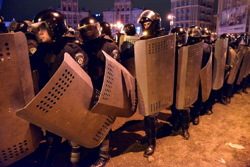 Народное вече на Майдане, а после штурм евромайдановцев 11 декабря 2013 года
Фото: Таисия Стеценко/Корреспондент.net